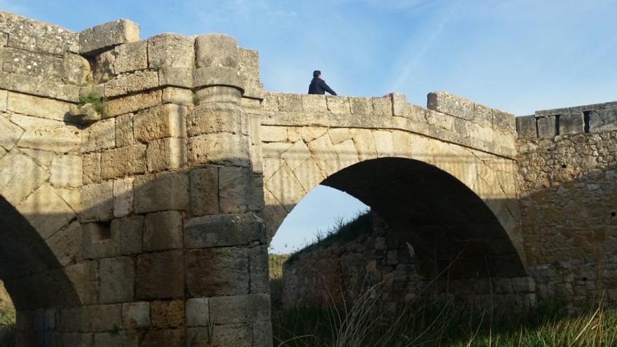 Unos vándalos provocan destrozos en  un puente del siglo XVI de Requena