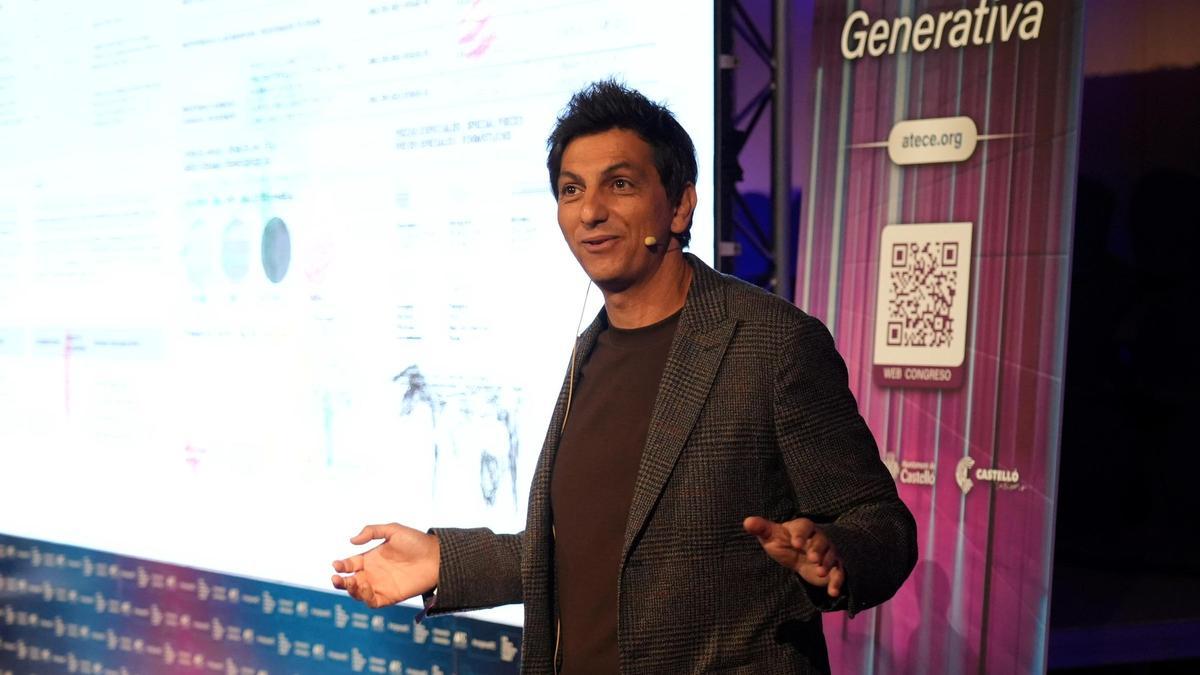 El director de  Marketing de Smalticeram España, Juan Antonio Álvarez, ayer, durante su exposición en el Auditorio de Castelló.