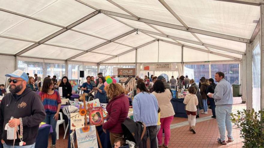 Luarca clausura con éxito su séptima Feria del Libro