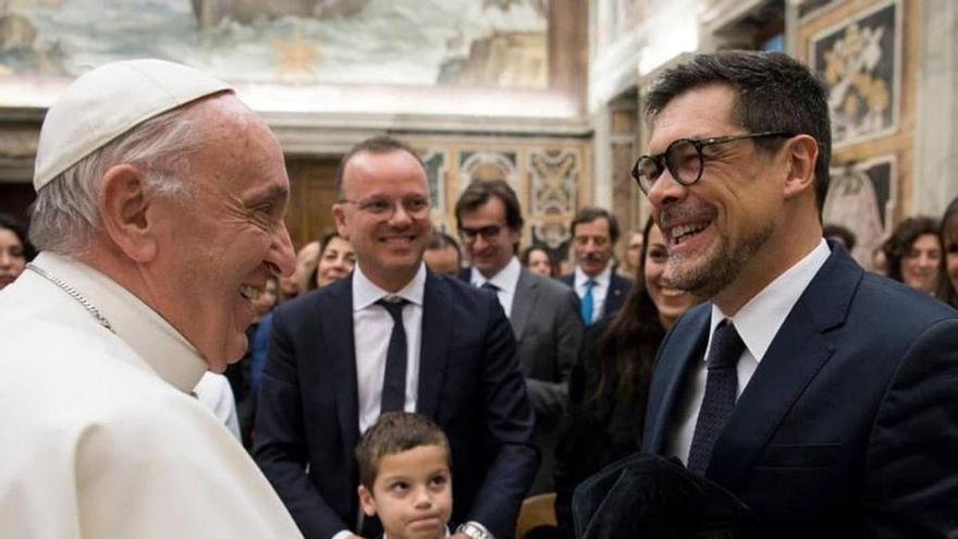 El Papa saluda a Hevia en el Vaticano, en 2017