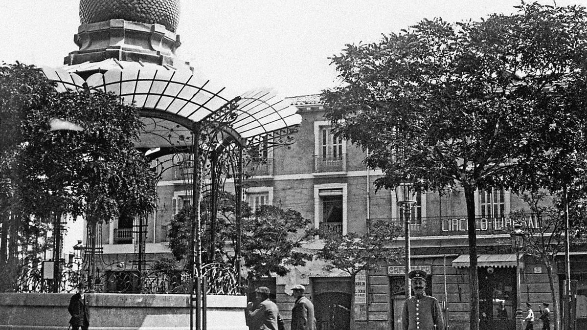 Desde la calle de Cádiz, vista de la calle de la Independencia presidida por el quiosco de la música en 1913