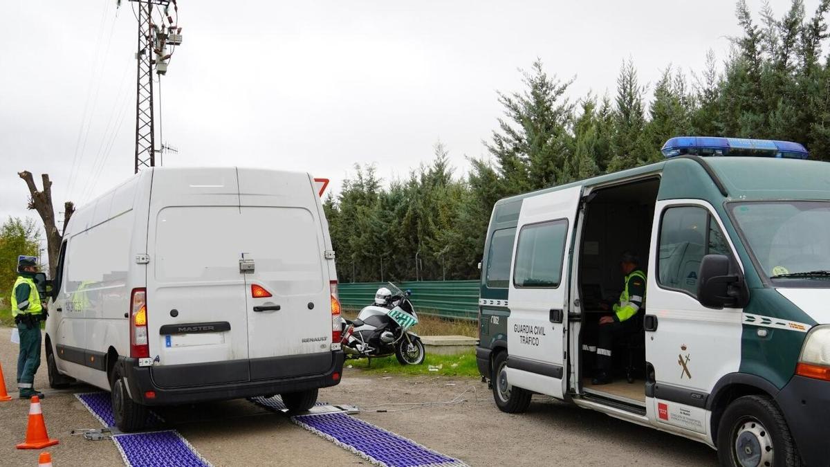 Control de la Guardia Civil a una furgoneta.