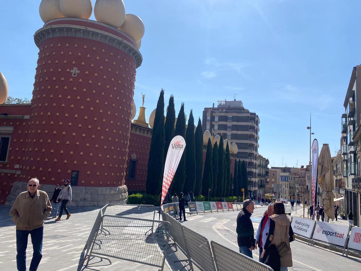 EN IMATGES | Figueres escalfa motors per a l'inici de la segona etapa de la Volta