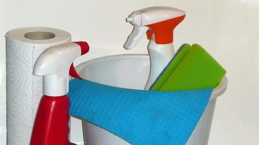 Un expert en emergències explica quins productes de neteja no has de barrejar mai: &quot;Et pots morir&quot;