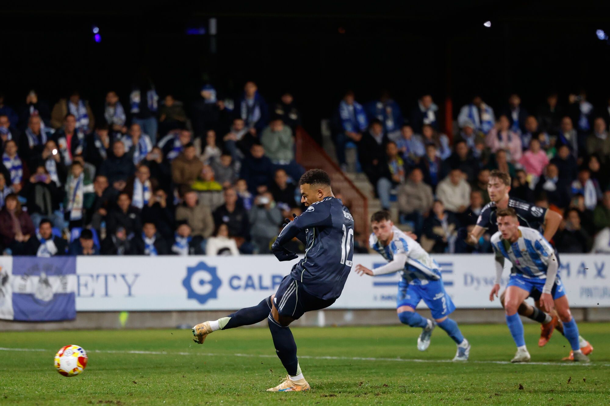 Kylian Mbappé abre el marcador con un gol de penalti muy protestado por los locales que señaló Cuadra Fernández