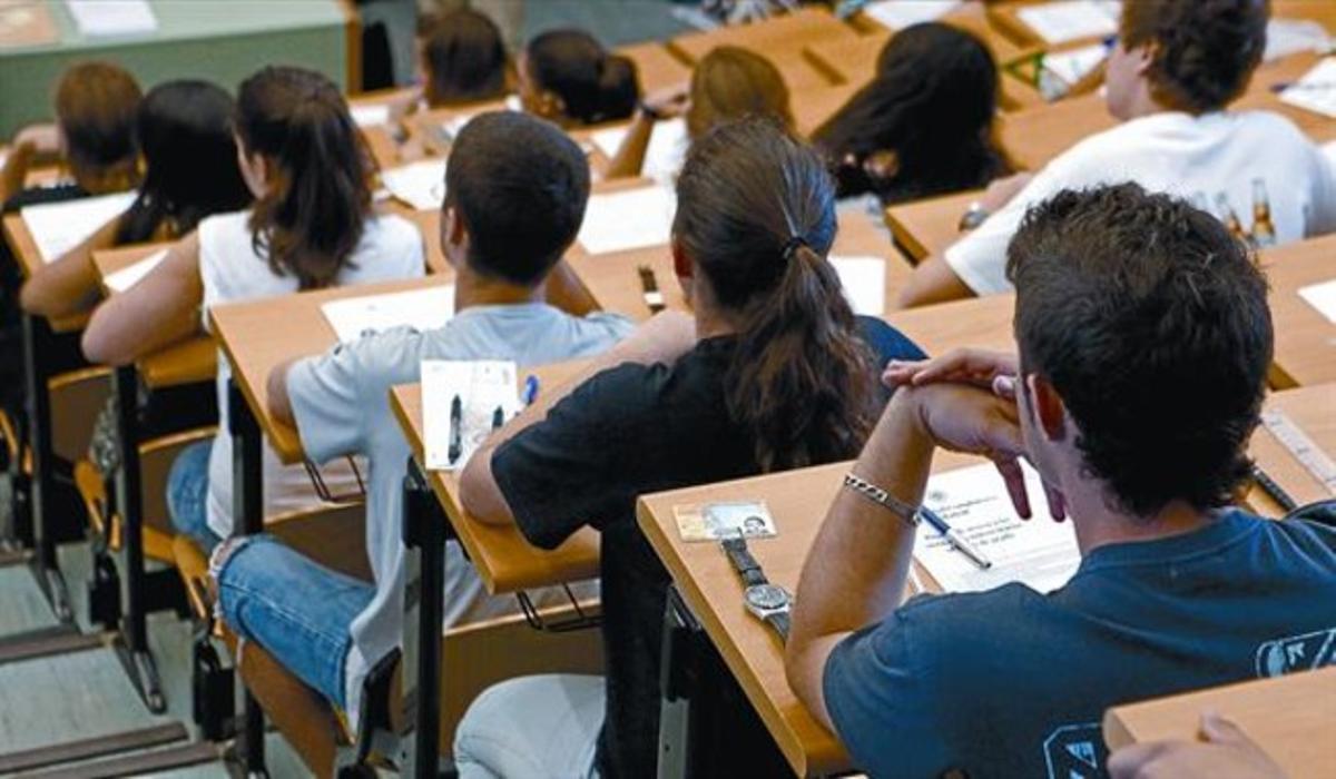 Estudiants a punt de començar l’examen de selectivitat, dilluns passat, en una aula de la Facultat d’Odontologia de la Universitat Complutense de Madrid.