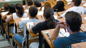 Estudiants a punt de començar l’examen de selectivitat, dilluns passat, en una aula de la Facultat d’Odontologia de la Universitat Complutense de Madrid.