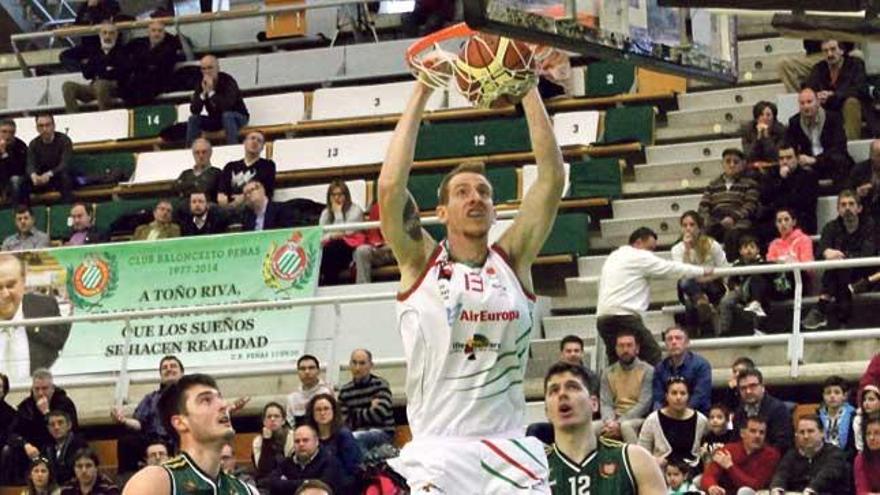 Javi Lucas, pívot del Palma Air Europa, machaca el aro del Peñas Huesca en el partido de ayer.