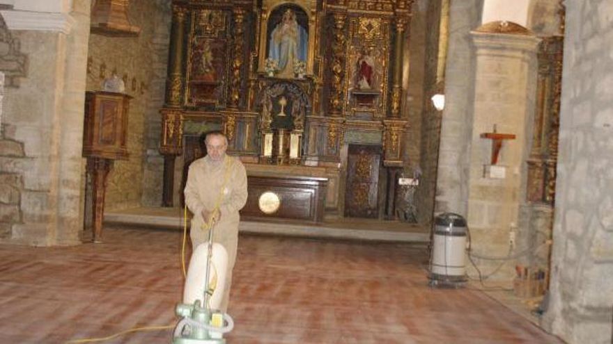 Trabajos de adecentamiento del nuevo suelo de la iglesia de Cernadilla.