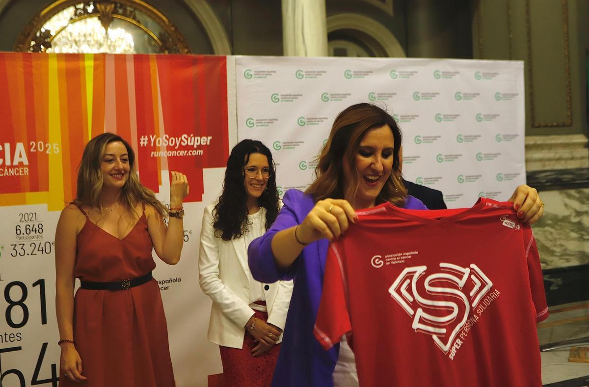 La alcaldesa, con la camiseta conmorativa del circuito RunCáncer