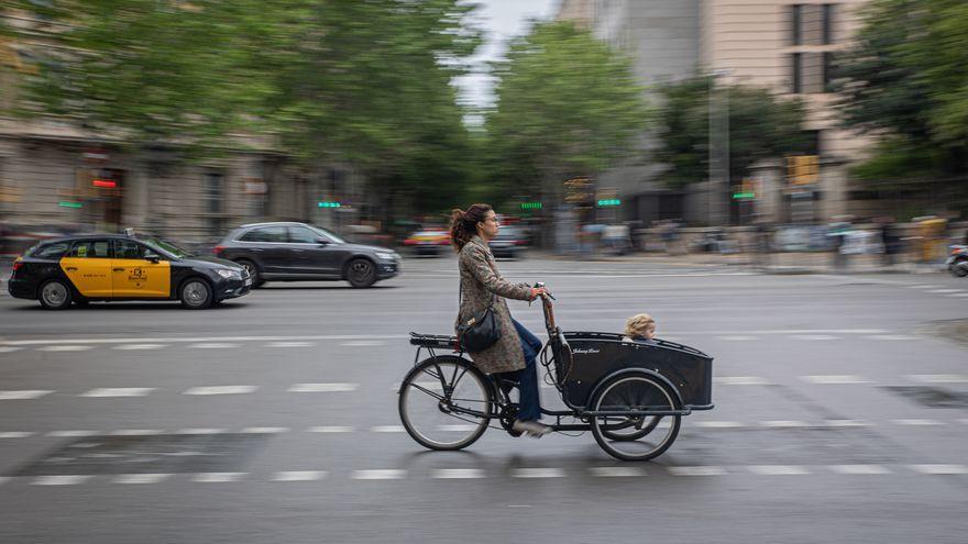 Un madre lleva su hijo en una &#039;cargo bike&#039; por la Gran Via, este miércoleS.