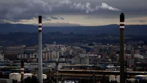 Dos de las chimeneas de la refinería Repsol de A Coruña.