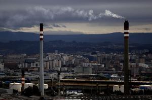 Dos de las chimeneas de la refinería Repsol de A Coruña.
