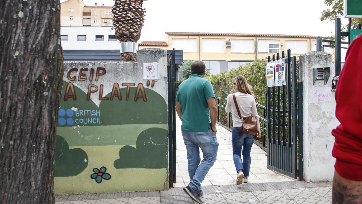 Progenitores de las menores en el colegio Alba Plata.