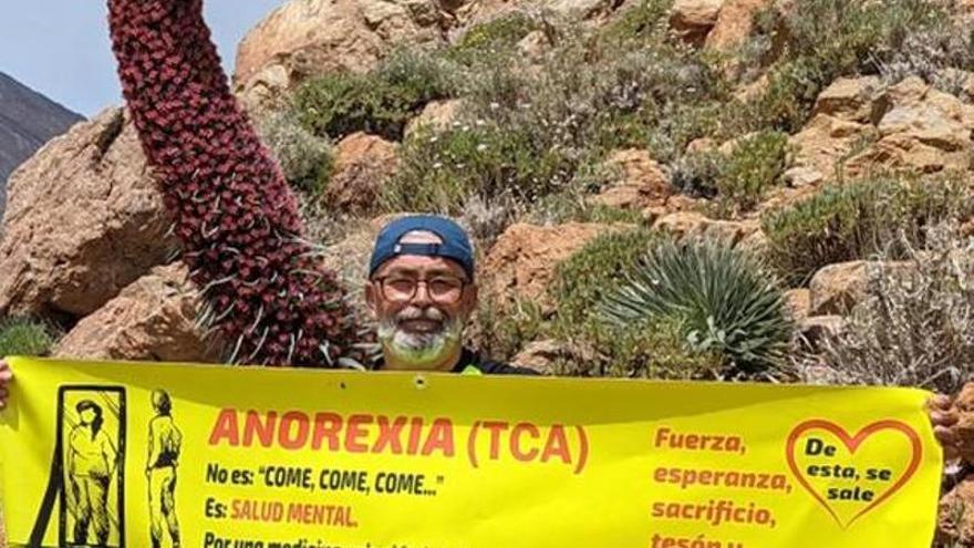 Tony Arteaga con el cartel reivindicativo que suele llevar con él