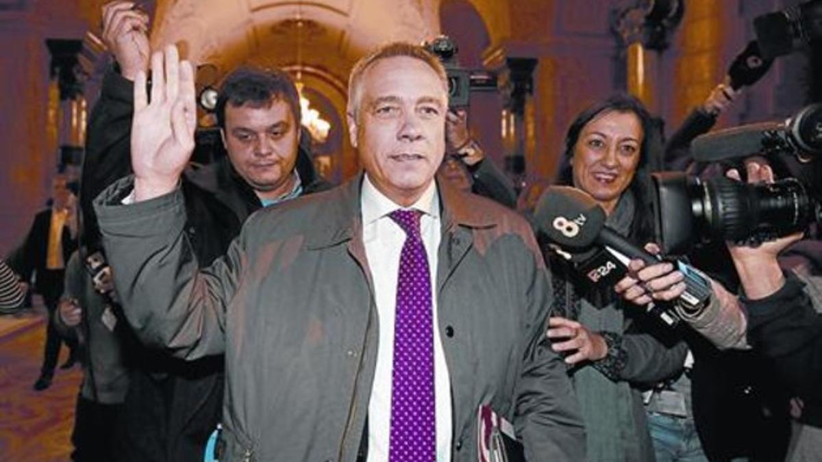 Pere Navarro intenta escapar de los periodistas después de la reunión del grupo parlamentario, este martes, 21 de enero.