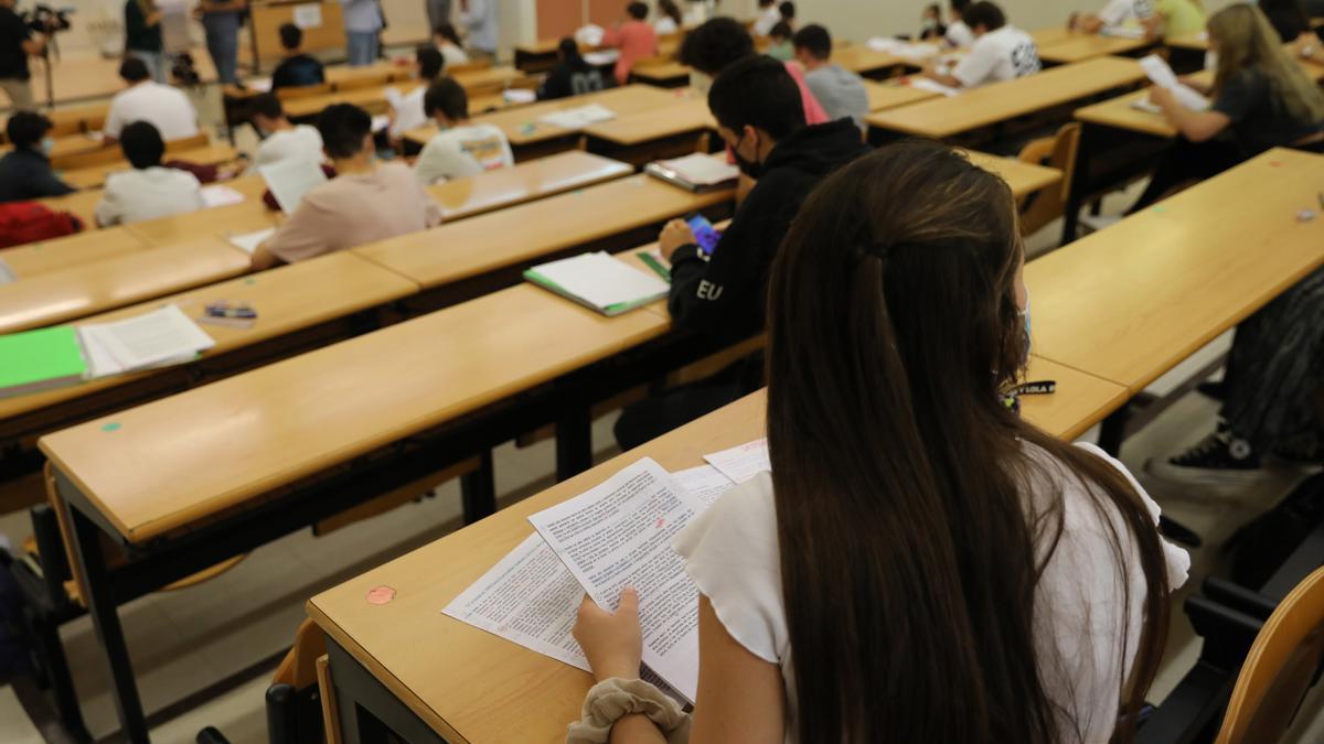 Estudiantes realizando un exámen.