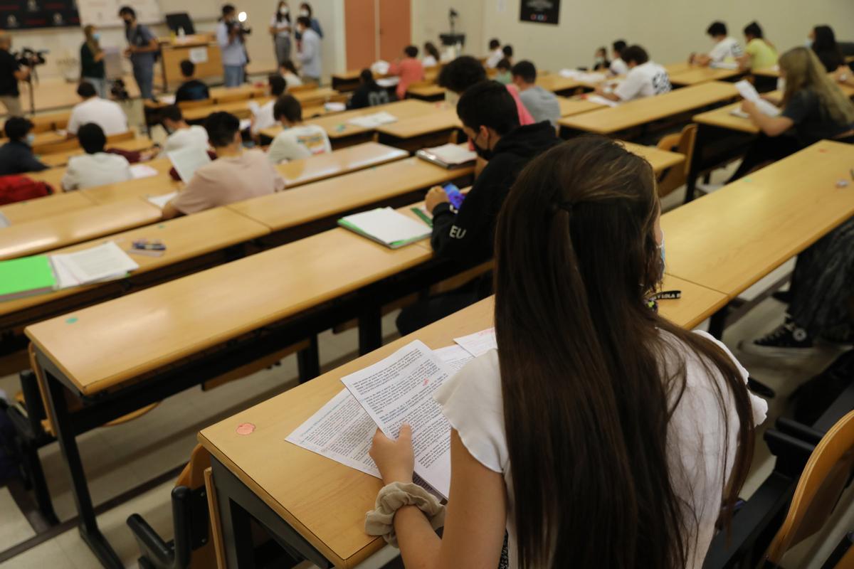 Archivo - Estudiantes en la Facultad de Ciencias Económicas en las pruebas de la EBAU