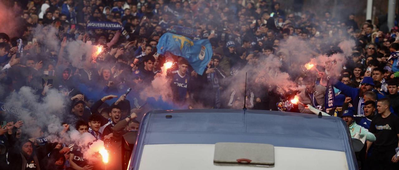 Así fue la impresionante despedida de los aficionados a los jugadores del Real Oviedo