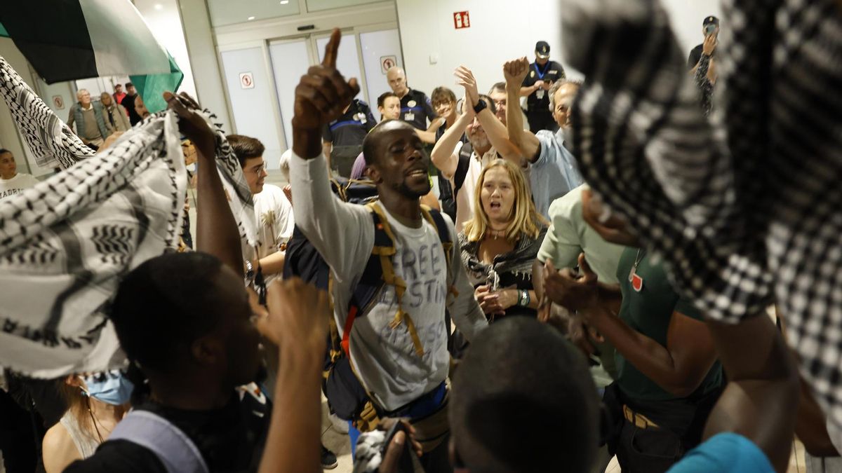 Los 27 integrantes de la flotilla a Gaza deportados hoy por Israel regresan a España, repartidos entre Madrid, Barcelona y Bilbao