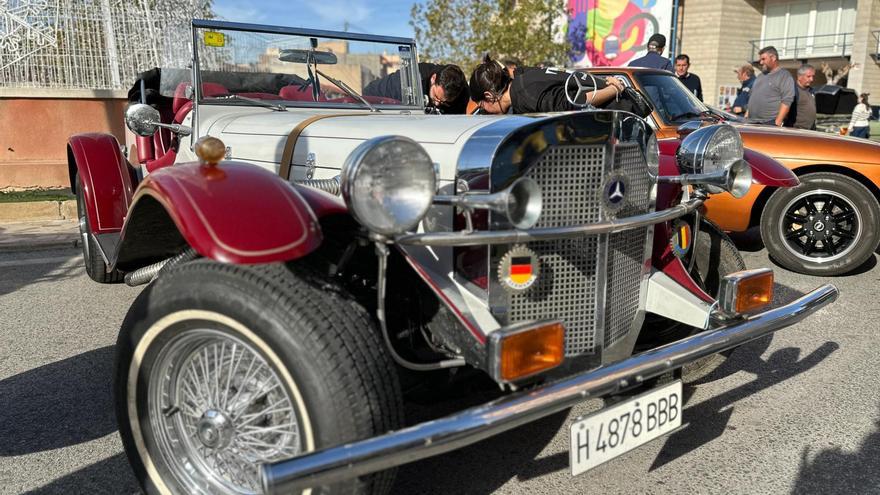 Más de 150 vehículos participan en la concentración de coches clásicos de El Campello