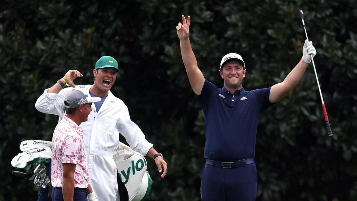 Rahm celebra con su caddie Adam Hayes un impresionante 'hole in one' en Augusta, el martes.