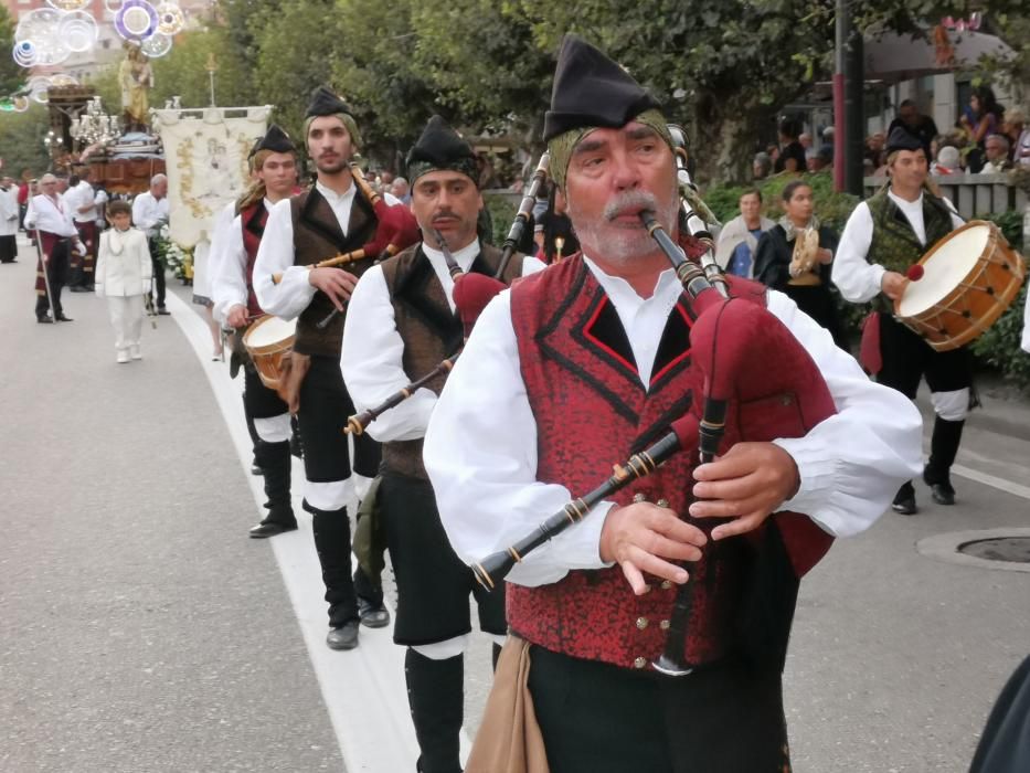 La procesión del Cristo y los fuegos llenan las calles de Cangas. // S. Álvarez