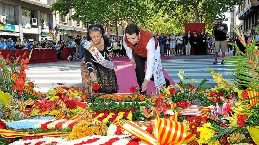 La pubilla i l&#039;hereu de Manresa 2016 posant el darrer ram de flors en l&#039;ofrena d&#039;ahir al migdia