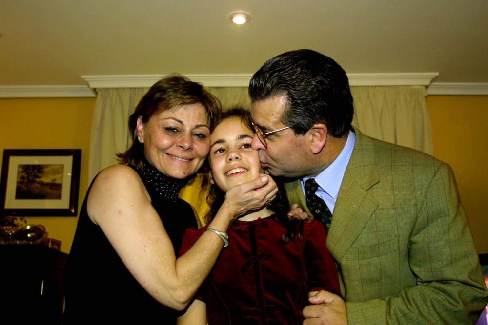 La fallera mayor infantil de 2002 es la niña Alba Cervera Peris, de Trinitat-Alboraya. Aquí, con sus padres Pili y Ramón...