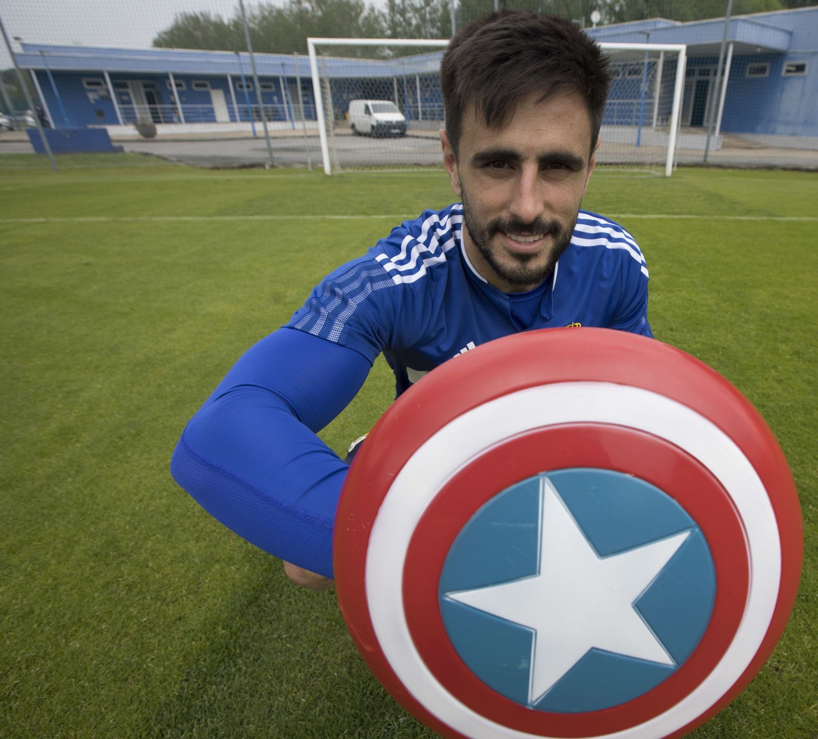 David Costas, ayer, con el escudo del Capitán América. | Miki López