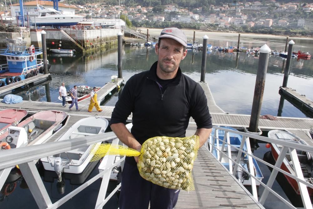 Tibio arranque del libre marisqueo en Cangas