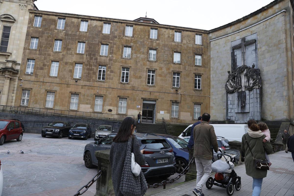 A la derecha de la imagen, el monumento en la fachada del Colegio de la Inmaculada de Gijón.