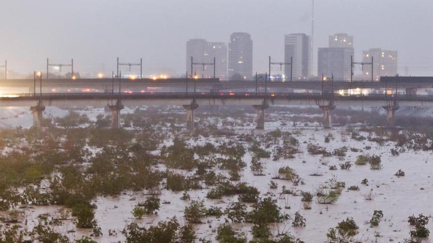 La lluvia obliga a cerrar cuatro carreteras, tres puertos y el tren de Alcoi a Xàtiva