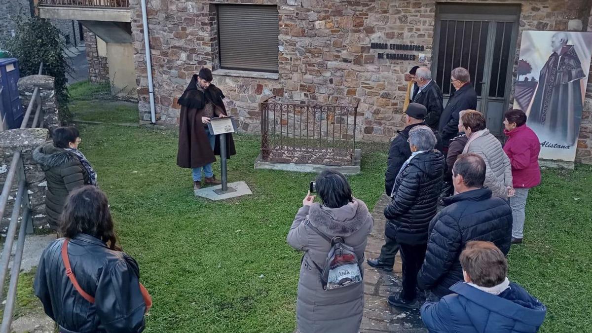 El alcalde Santiago Morán y vecinos durante el acto de inauguración de la antigua barandilla consistorial de Rabanales