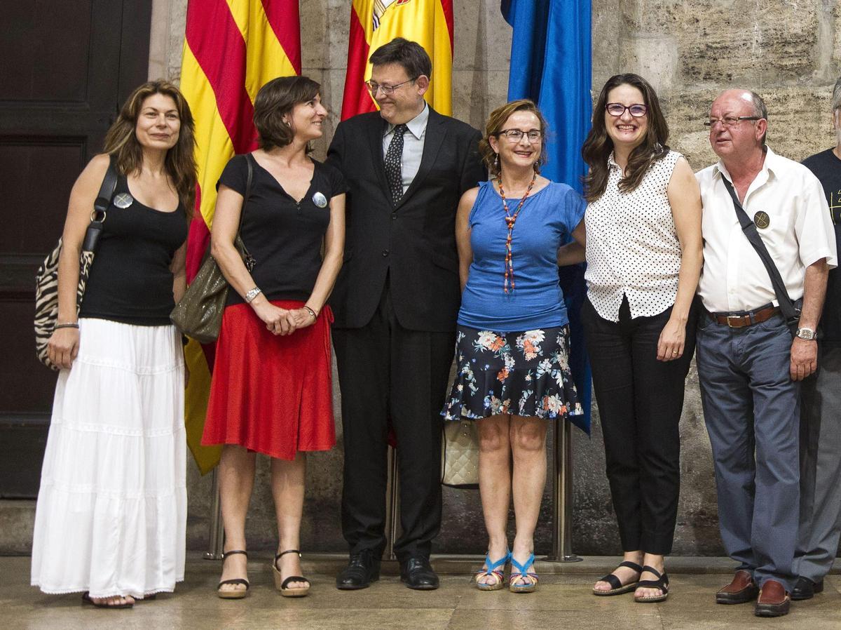 Puig y Oltra con familiares de las víctimas del metro, el 1 julio de 2015, tras la victoria electoral.