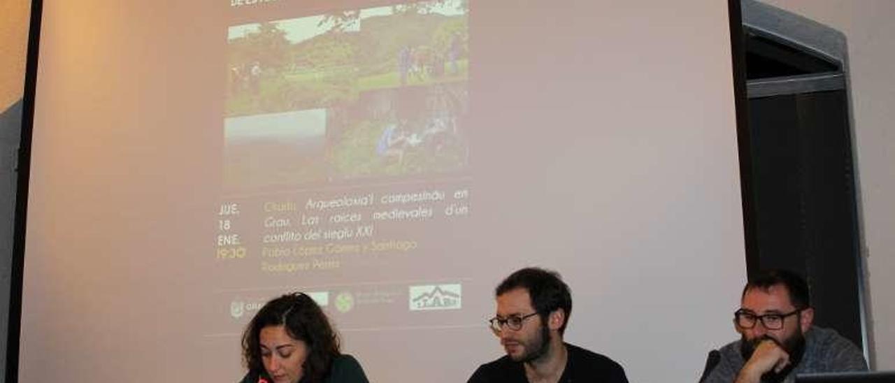 Elsa Suárez, teniente de alcalde de Grado, y los investigadores Santiago Rodríguez y Pablo López, ayer, durante la presentación del estudio.