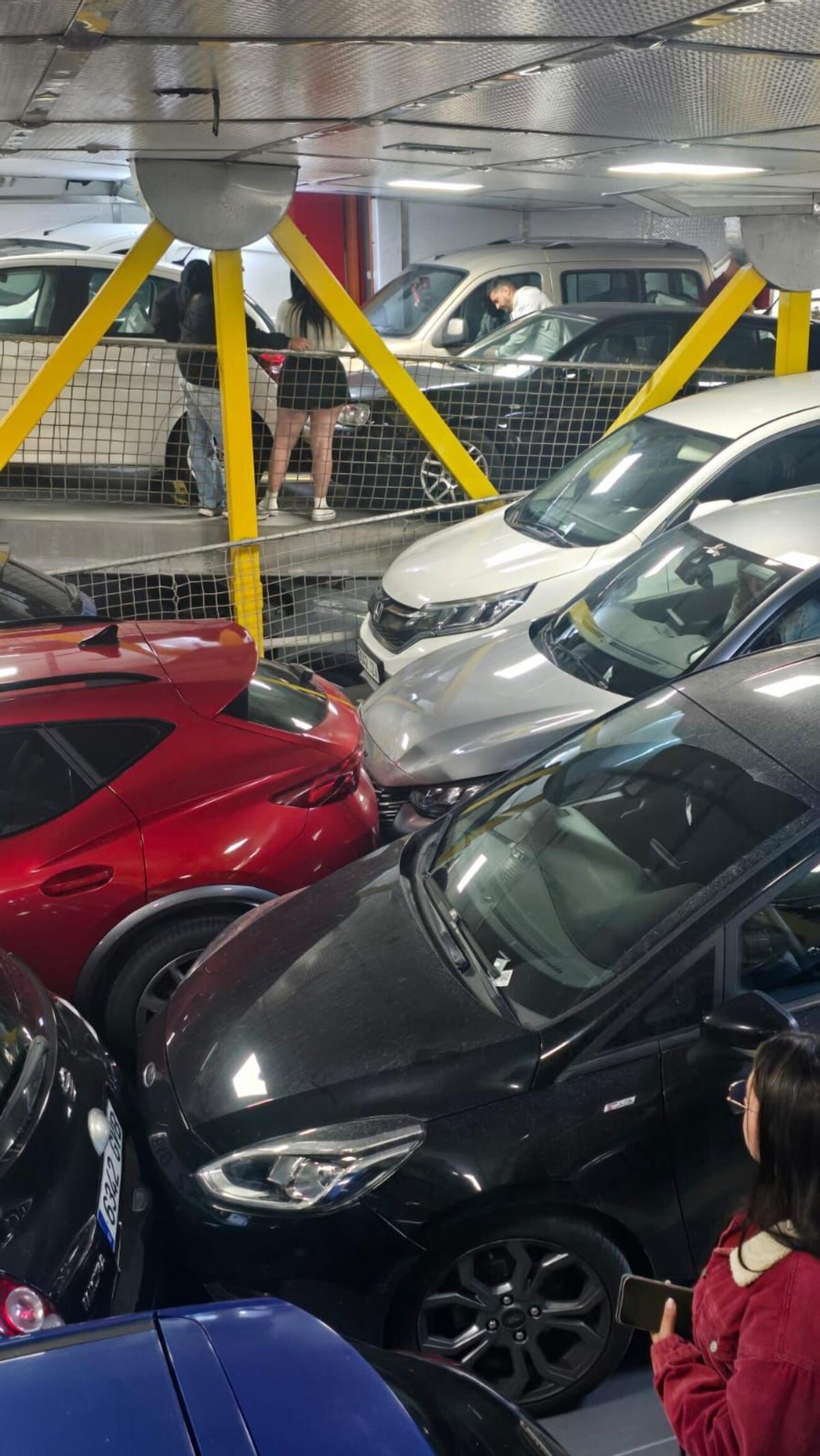 Coches dañados en un ferry de Fred. Olsen por el oleaje entre Los Cristianos y La Palma