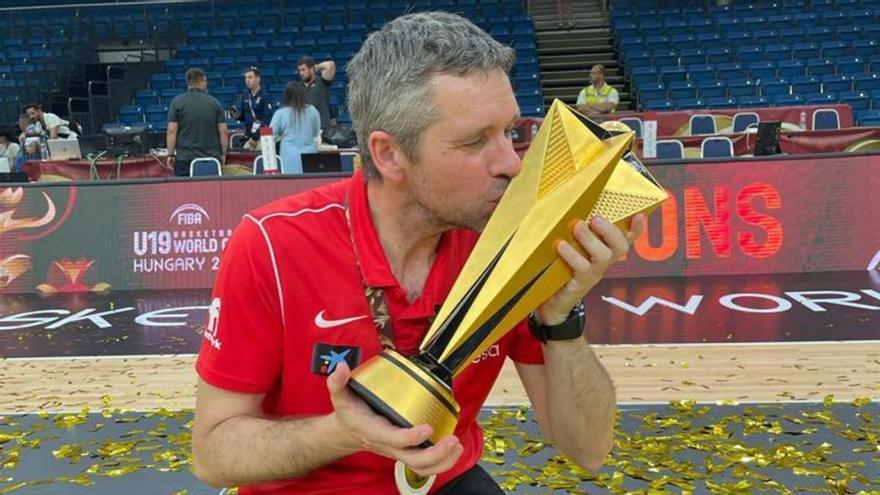 Víctor Pérez besando la copa del Campeonato del Mundo sub 19 celebrado en Hungría
