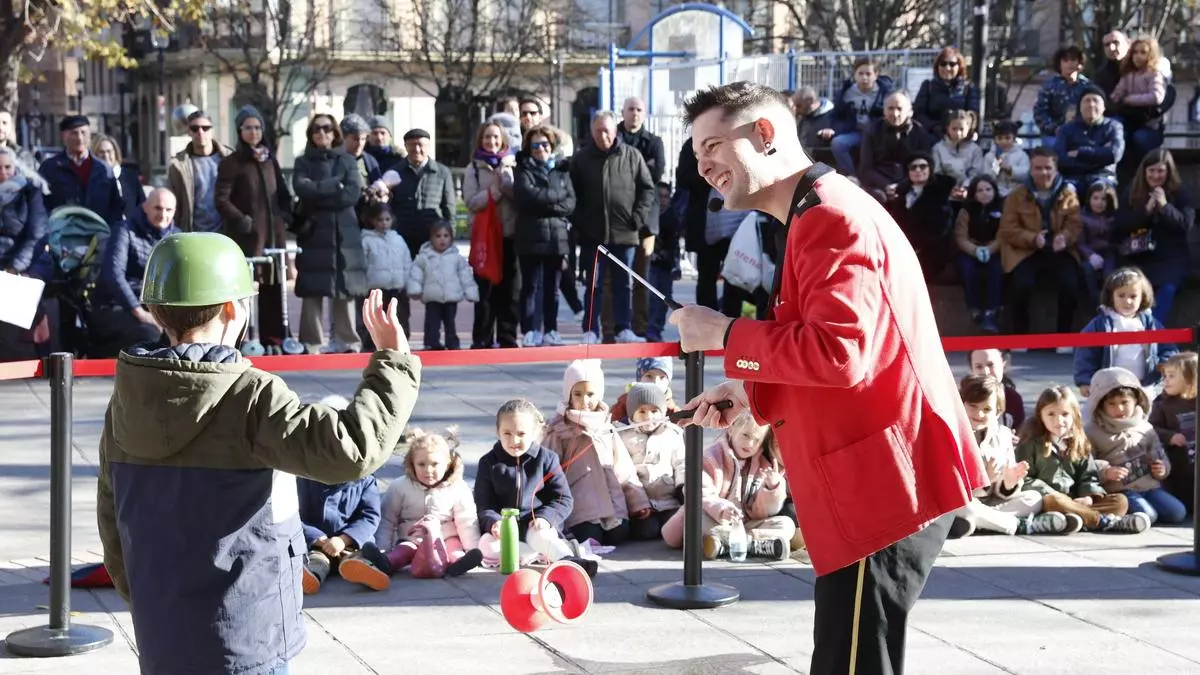 Trucos de "diferentes estilos, pero todos espectaculares" llenan Gijón de magia
