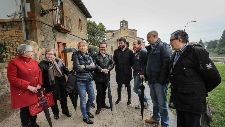 Cristina Coto, tercera por la izquierda, ayer, junto al resto de representantes del partido, ante la iglesia de Santullano.