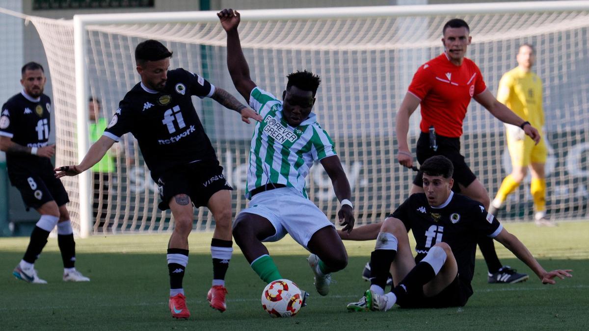 Javi Moreno y Colomina no pueden con el bético Mawuli. / LOF
