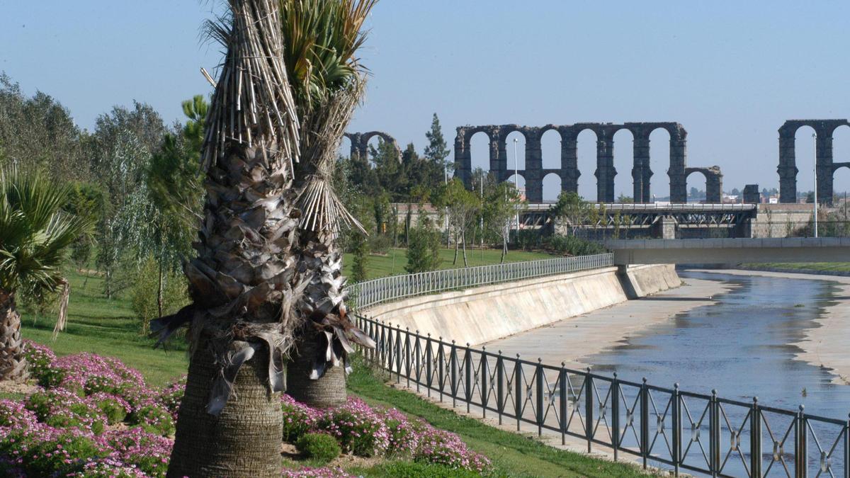 El cauce del Albarregas, frente a la barriada de San Bartolomé, en Mérida.