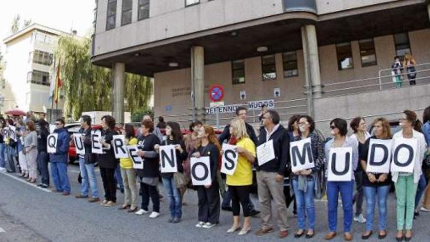 Una parte de los funcionarios que participaron en la cadena humana, ante los juzgados.  // Marta G. Brea