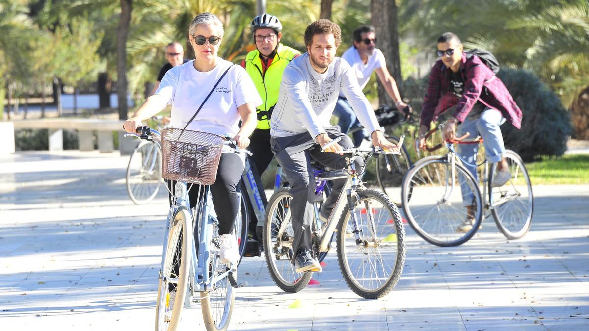 Masterclass para hace deporte en bicicleta el domingo en la Plaça Baix, sin moverse del sitio y por una causa solidaria