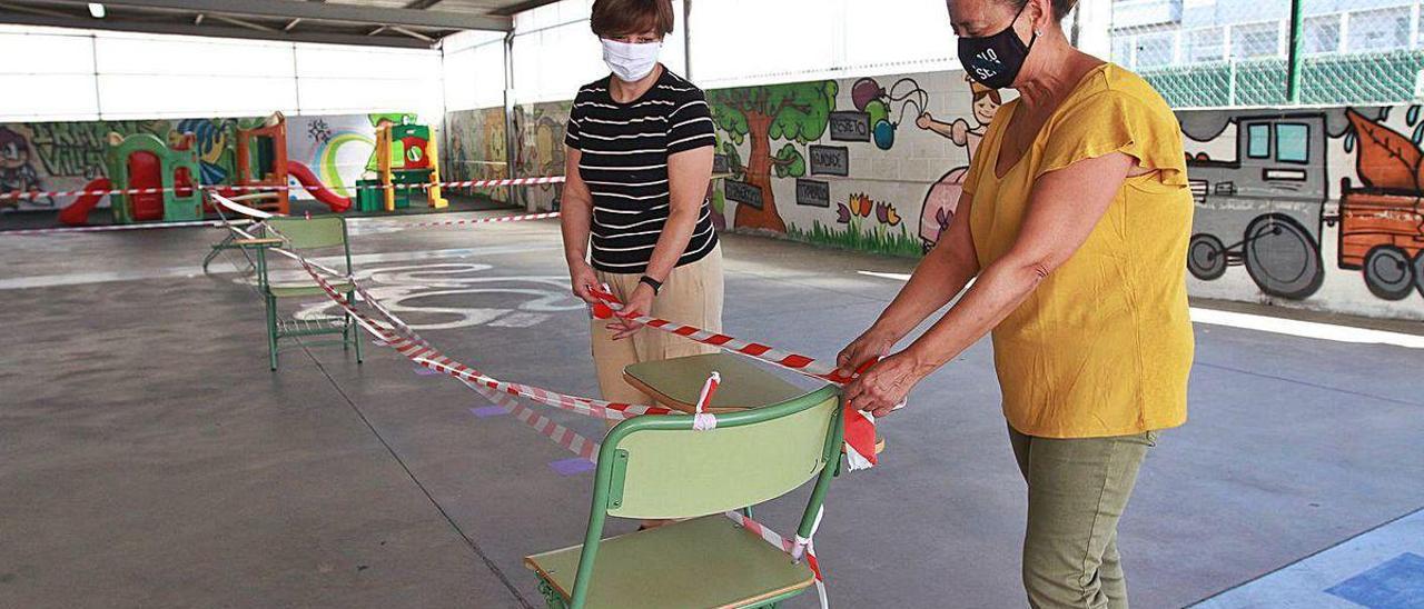 Personal del CEIP Irmáns Villar parcela uno de los patios de recreo.