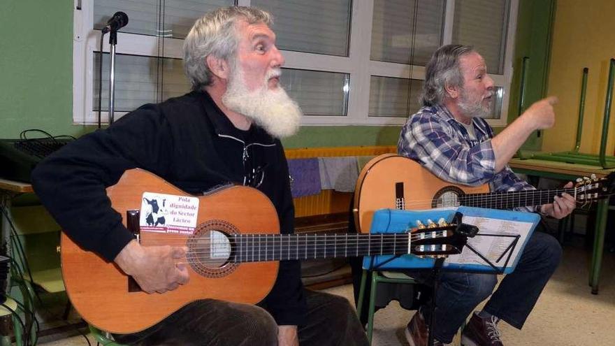 El dúo de cantautores Mini e Mero, en una actividad en un colegio en donde dieron lecciones de recuperación de la rqieuza folclórica gallega . // Noé Parga