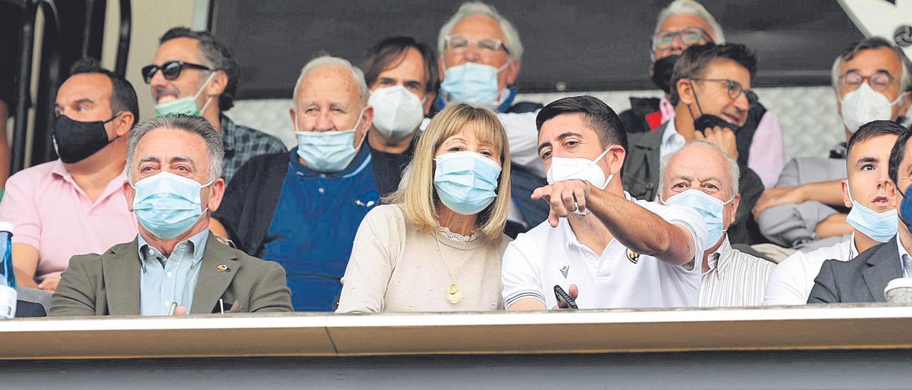 Ausente del césped por lesión, Pablo Hernández vio el partido del sábado desde el palco, junto a familiares y directivos del club albinegro.
