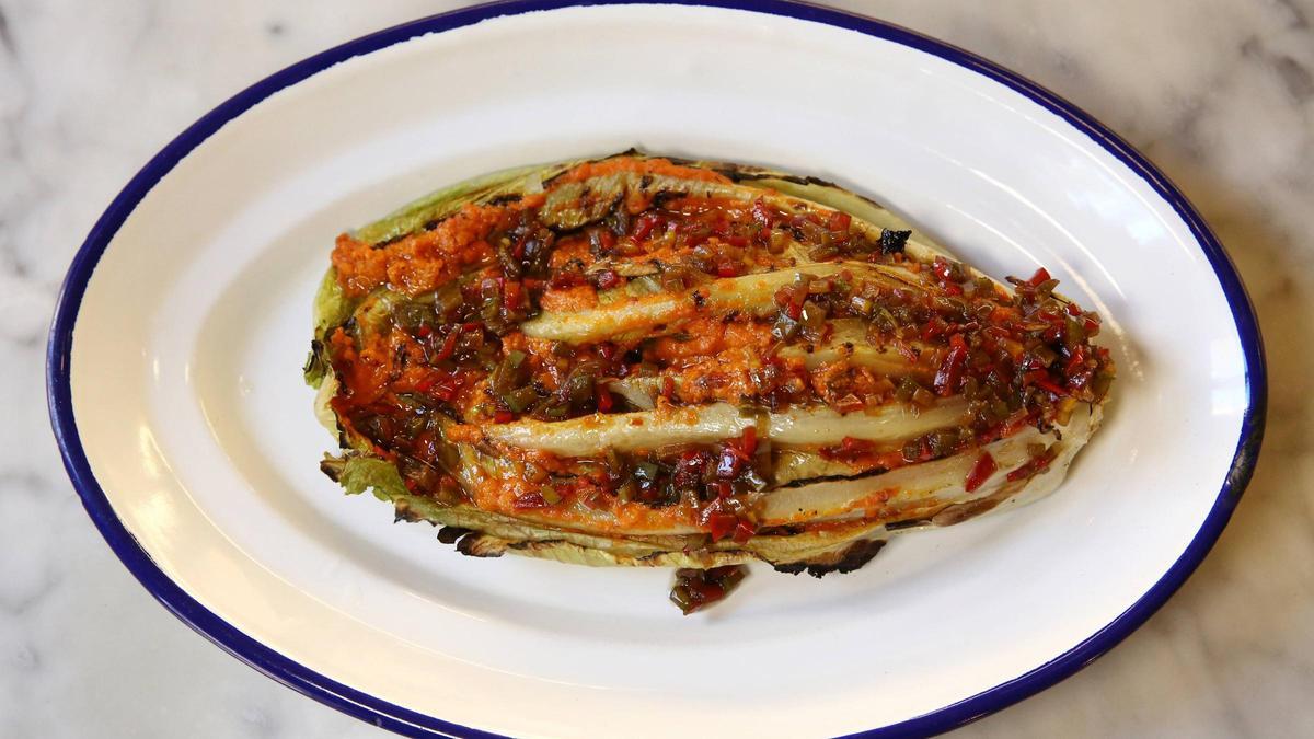 La lechuga a la brasa con romesco de Fragments.