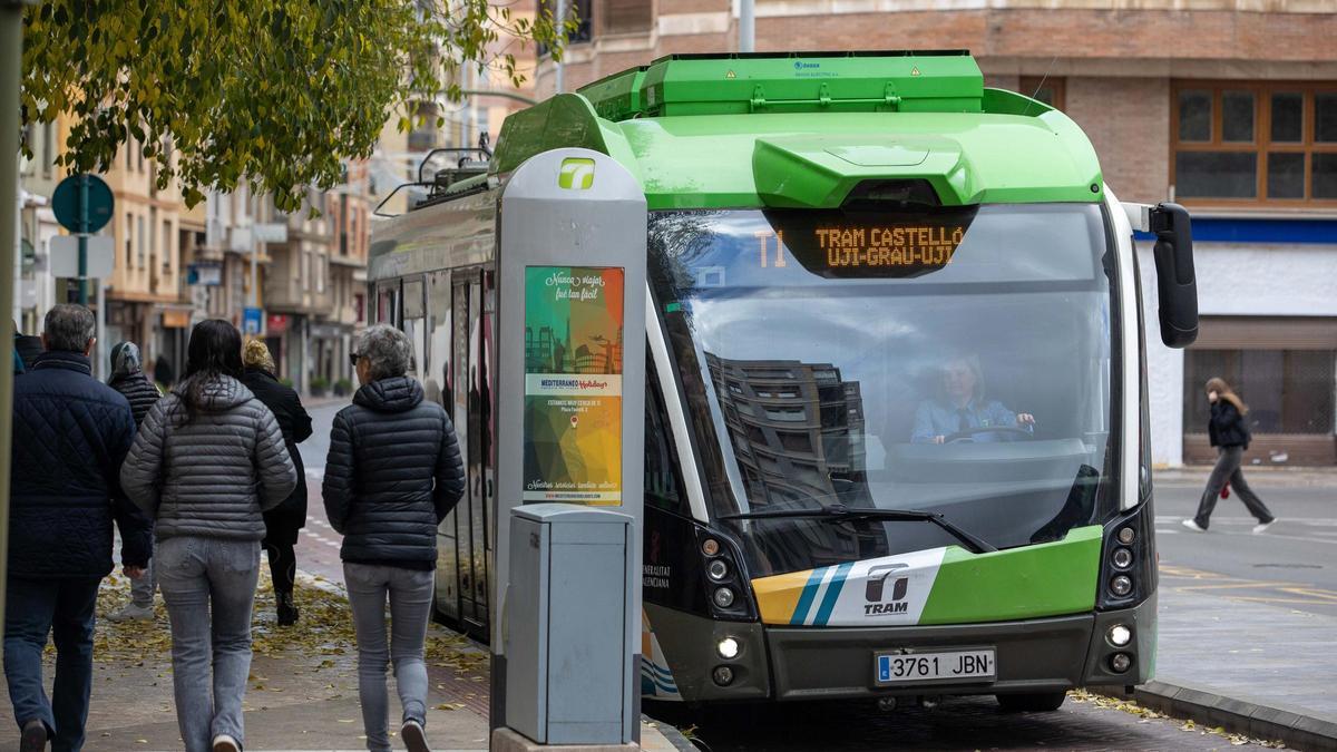 Imagen del TRAM en Castelló a su paso por la plaza Borrull.