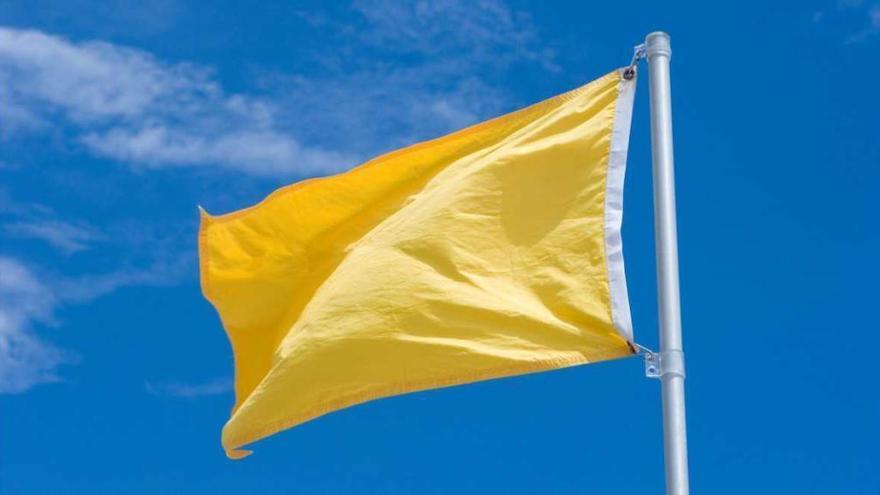 La bandera amarilla ondea en 13 playas de Cartagena, Los Alcázares y San Javier